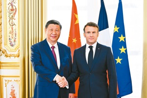 中國大陸國家主席習近平（左）當地時間六日與法國總統馬克宏（右）會談，在會後提出中法倡議奧運期間「全球停火止戰」。  （新華社）