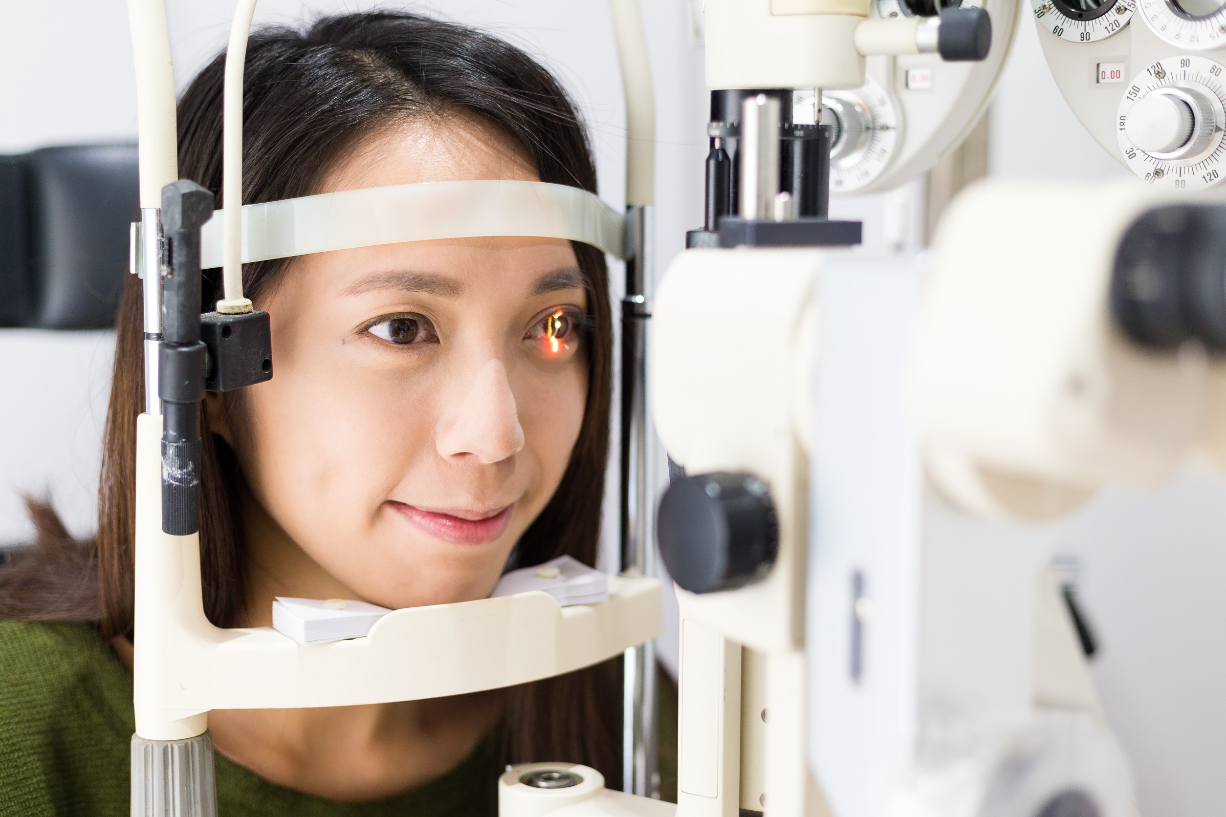 白內障是眼球內水晶體變混濁，影響光線穿透到視網膜上聚焦，導致視力模糊。圖／123RF