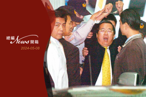 據傳蔡總統決定在卸任前特赦前總統陳水扁，引發爭議。圖為當年陳水扁涉貪被偵訊上銬的畫面。圖／聯合報系資料照片
