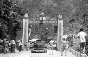 1960年5月9日，台灣東西橫貫公路正式通車，通車典禮在谷關舉行，副總統陳誠的座車首先通過。圖／聯合報系資料照片