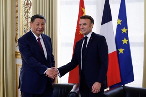 中國大陸國家主席習近平（左）與法國總統馬克宏（右）在巴黎愛麗舍總統府舉行雙邊會面之前握手。路透