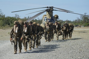菲律賓和美國例行的「肩並肩」年度聯合軍演今年很不一樣。圖為參與肩並肩聯合軍演的美軍官兵，準備搭乘CH-47「契努克」運輸直升機。美聯社