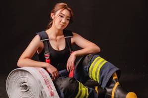 熱愛消防工作的廖怡媗為記錄自己的義消生活，特地拍攝穿著消防服的藝術照，大大小小救災勤務無役不與的她，還有個身分是遺體化妝師。圖／廖怡媗提供