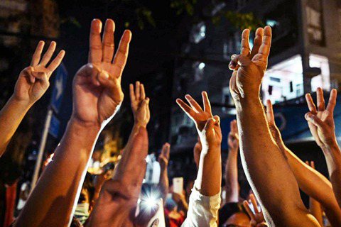 圖為緬甸反抗軍政府的三指手勢（Three-finger salute），起源於小...