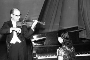 1959年5月10日，美國小提琴家威爾克在國際學舍演奏小提琴，並且由上次替法國小提琴家波鳳女士彈伴奏的劉年瓏擔任鋼琴伴奏。圖／聯合報系資料照片