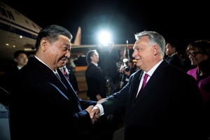 匈牙利總理奧班（右）8日在匈牙利布達佩斯機場歡迎中國大陸國家主席習近平。路透