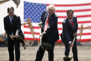 鴻海創辦人郭台銘（右）2018年6月28日與美國總統川普（中）和時任威斯辛州州長的沃克，共同出席鴻海威州廠動土儀式。美聯社