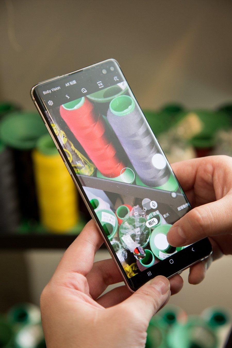 吳若羚用Samsung Galaxy S10+紀錄工作。記者陳立凱／攝影