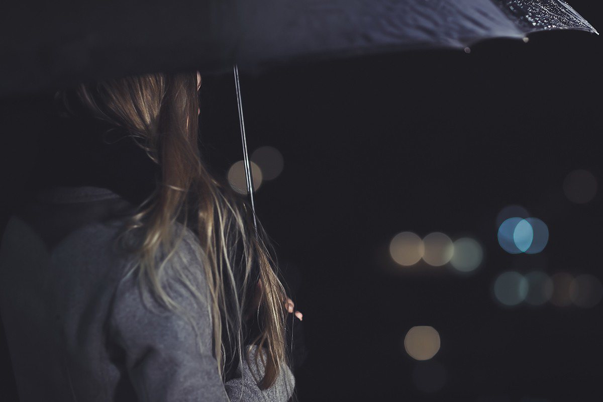 心情就像天氣，有時天晴有時雨，對於憂鬱症患者而言，世界可能天天都在下雨。 圖／ingimage