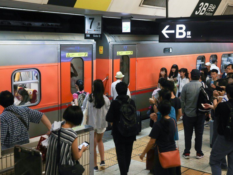 日本乘客搭車排隊成習慣，反觀台灣乘客常常擠成一團。 圖／洪致文提供、記者葉信菉攝影