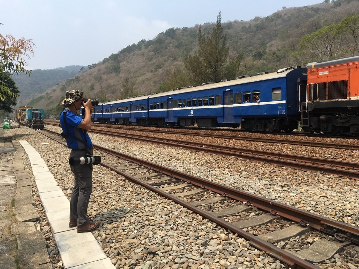 到台東找鐵道專家，一邊採訪一邊拍藍皮火車。