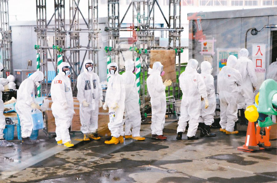 穿著全套防輻射裝備的福島一廠工作人員。聯合報系圖庫
