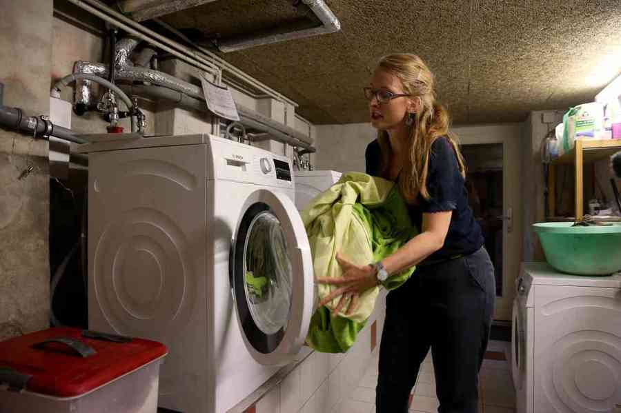 住戶露絲伯格曼（Ruth Bergmann）表示社區一同共用洗衣機。