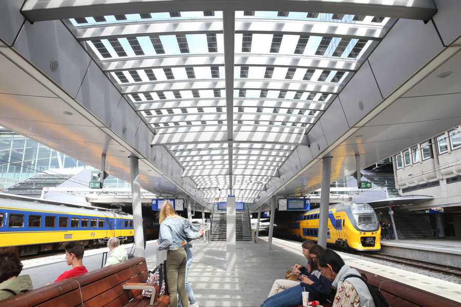 荷蘭火車站，月台屋頂布滿太陽能板，供給公共用電。