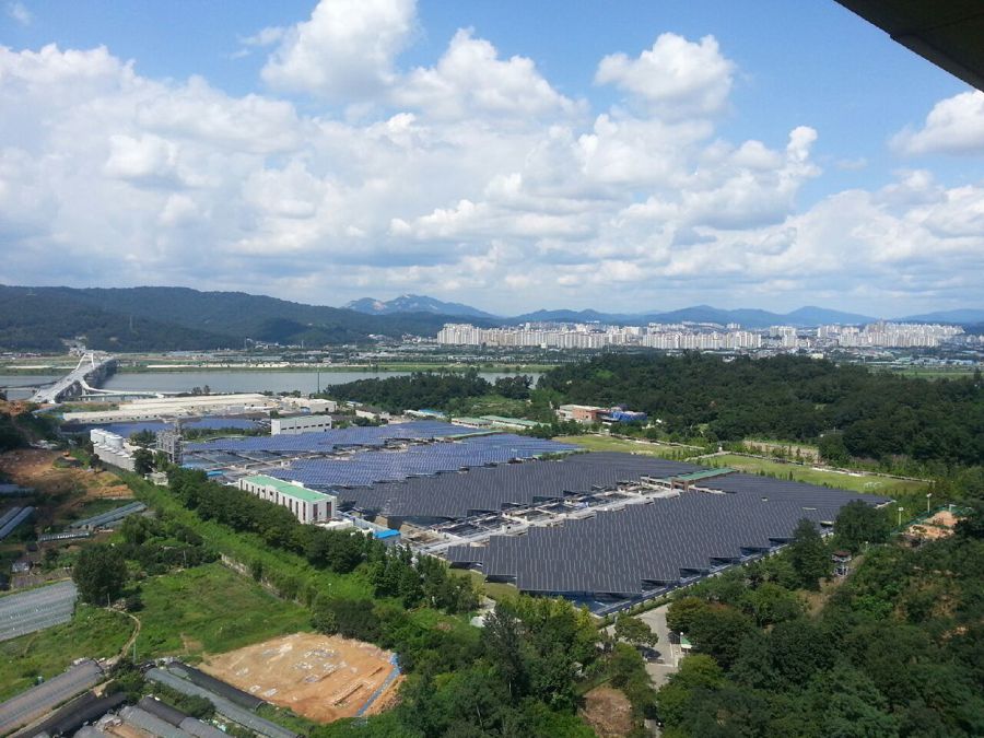 Amsa濾水廠屋頂上方的7,692個太陽能板。圖／能源與和平基金會