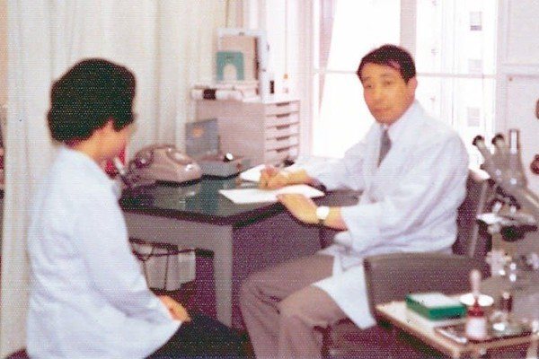 1979年余幸司(右)在東京大學醫學院攻讀博士期間。 圖／余幸司提供