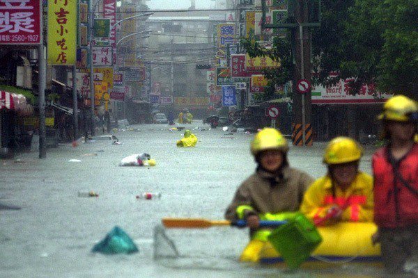 納莉颱風造成台北市罕見大水患，到處一片汪洋。圖／聯合報系資料照