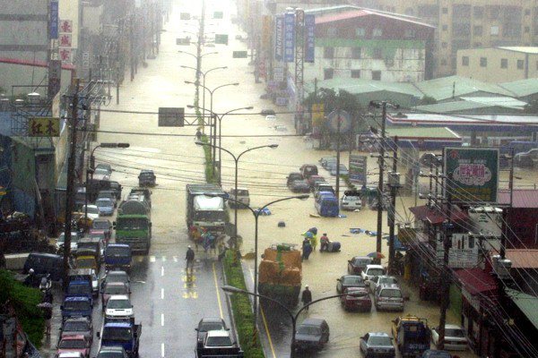 象神颱風帶來豪雨使得汐止新台五線嚴重積水，交通斷絕。圖／聯合報系資料照