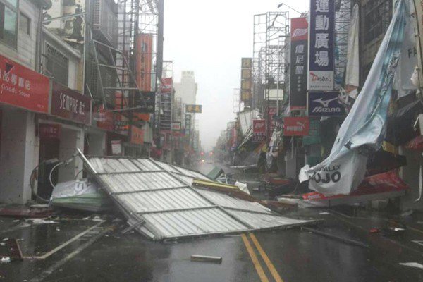 尼伯特颱風把台東民眾的住家鐵皮屋頂掀飛撕爛，散落街頭。圖／聯合報系資料照