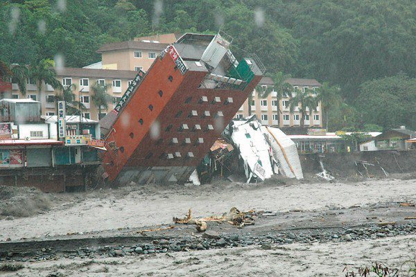 莫拉克颱風大雨成災，釀成台東縣知本的金帥飯店倒塌。圖／中央社資料照