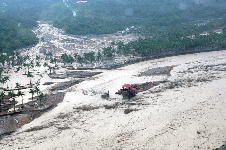 莫拉克颱風挾帶豪雨引發土石流，高雄甲仙鄉小林村慘遭滅村。軍聞社