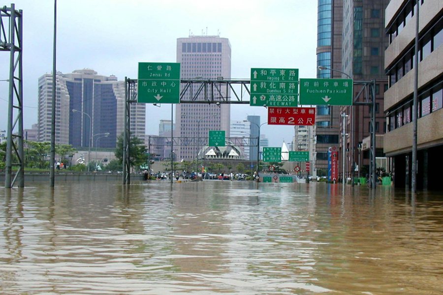 納莉颱風造成台北市多處嚴重淹水，宛如一片汪洋。聯合報系資料照／記者陳炳坤攝影