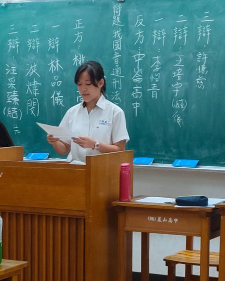 中崙高中李怡青同學(左二)參加校內新生盃辯論比賽。圖／李怡青提供