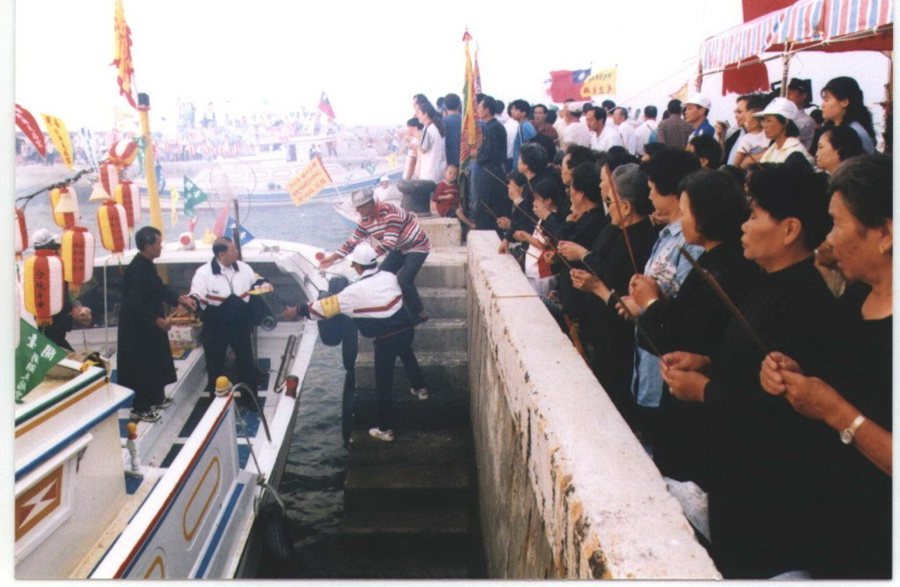 信徒們在澎湖馬公西衛港焚香跪拜並登船奉茶。聯合報系資料照片／記者肇瑩如攝影