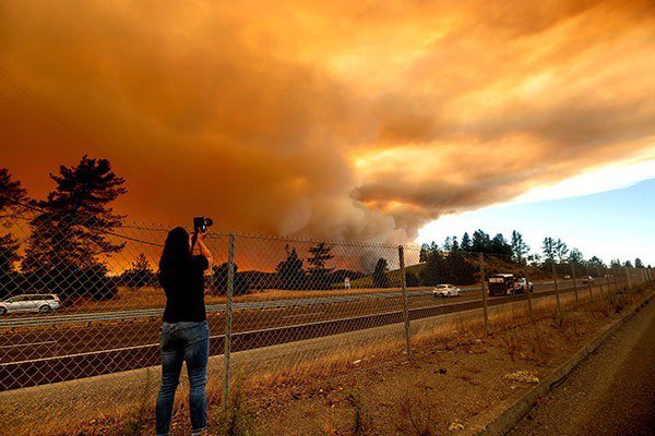 美國加州野火延燒數月，導致數十萬人被迫遷離家園。圖／美聯社