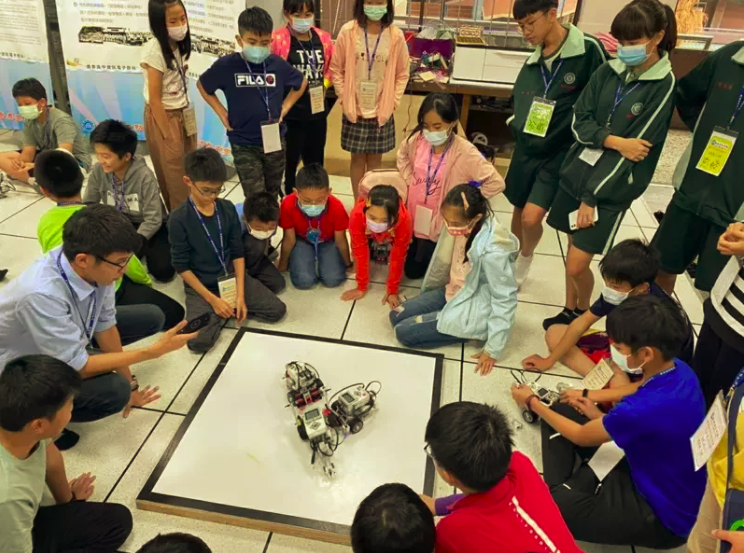 「科學探索實作營」讓80位小朋友做中學，體驗機器人運作。圖／僑泰高中提供