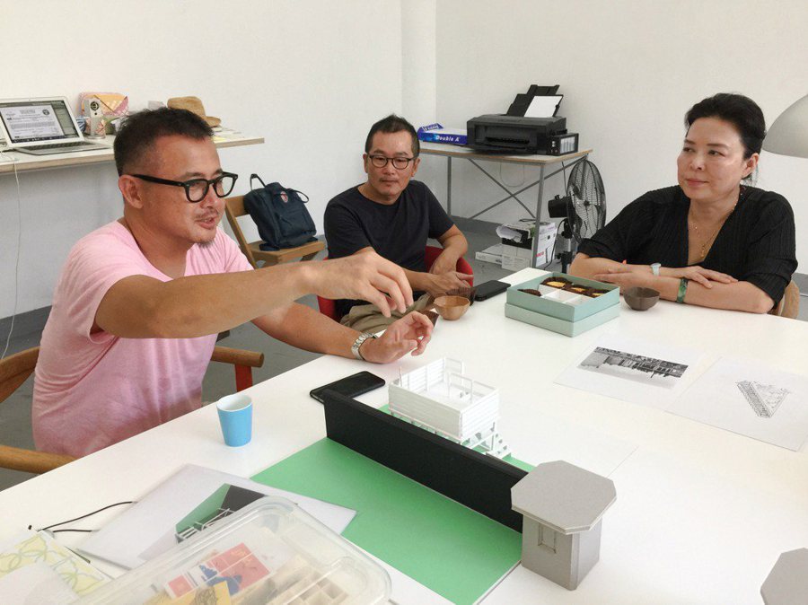 2018年趙琍(右)拜訪林明弘(左)工作室。圖／誠品提供