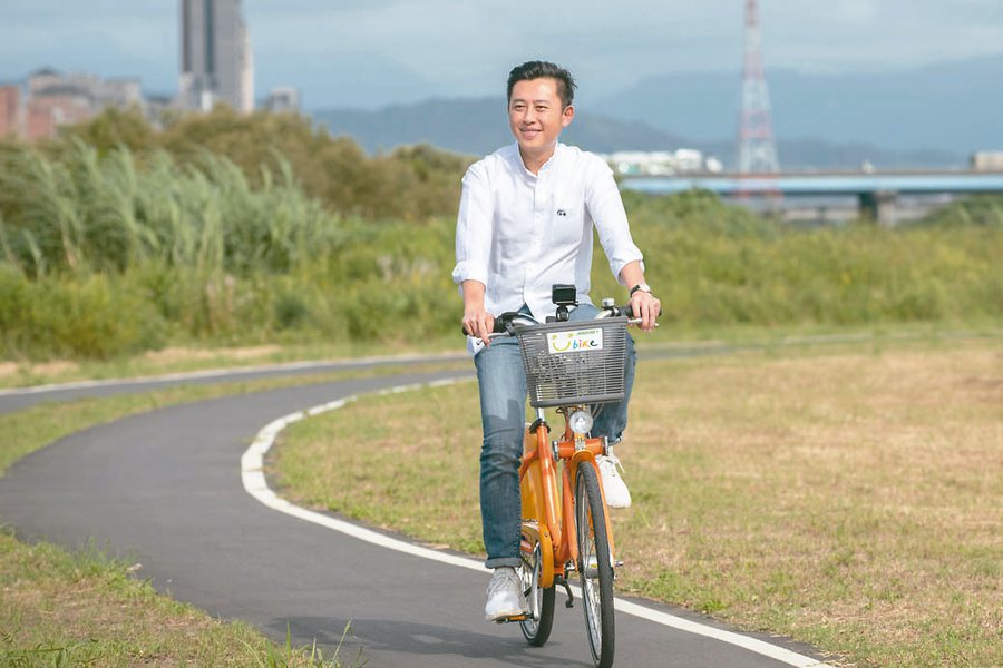 新竹左岸河濱自行車道平坦舒適，沿線風景綠意盎然、空氣清新，市長林智堅悠閒地騎乘自行車。新竹市政府／
