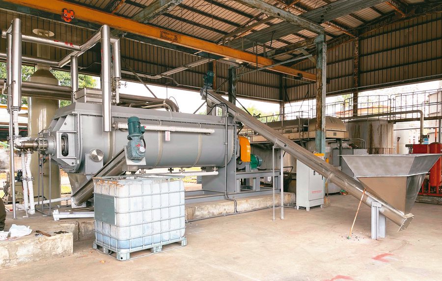 淼鴻能源替屏東酒廠安裝污泥乾燥設備，原先含有90%的水分可降至35%。業者／提供