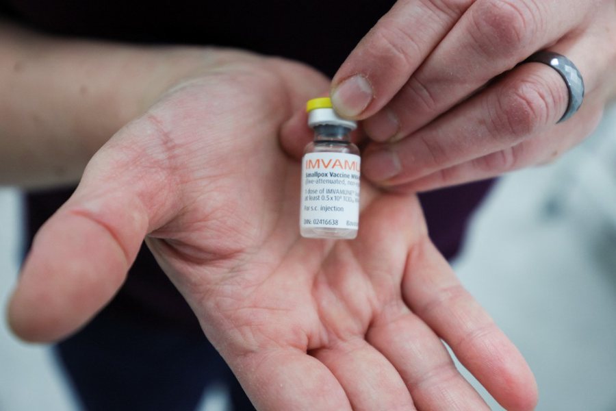加拿大一名醫護人員展示一瓶猴痘疫苗。路透