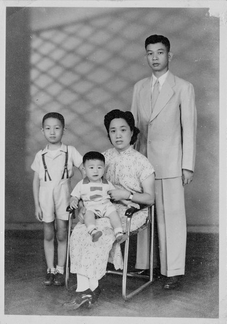 陳飛龍（左一）與父母和弟弟。圖／南僑提供