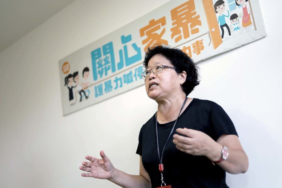 台北市家庭暴力暨性侵害防治中心副主任王儀玲說，越來越多受害男性願意通報求助。