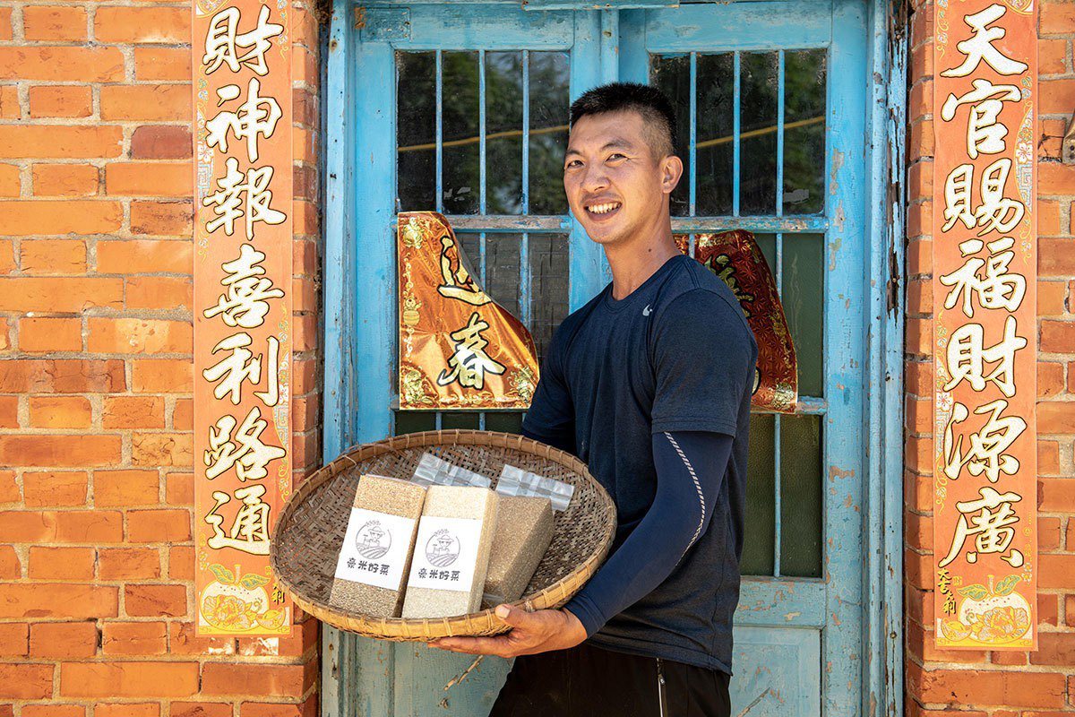 蔡豪仲重視品管，希望讓客人買到「當期稻作、剛碾好的新鮮米」。圖／吳彥鋒攝影