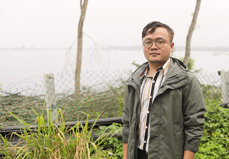 時代力量花蓮服務處主任陳慶元帶記者走訪雨中的光電場，指出未來光電面積恐達全鎮六分之一。
