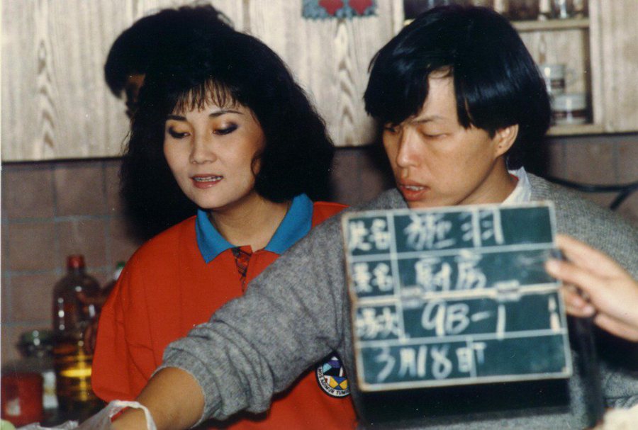 王小棣（右）製播的經典電視劇《全家福》，在當時創下高收視率。圖／王小棣提供