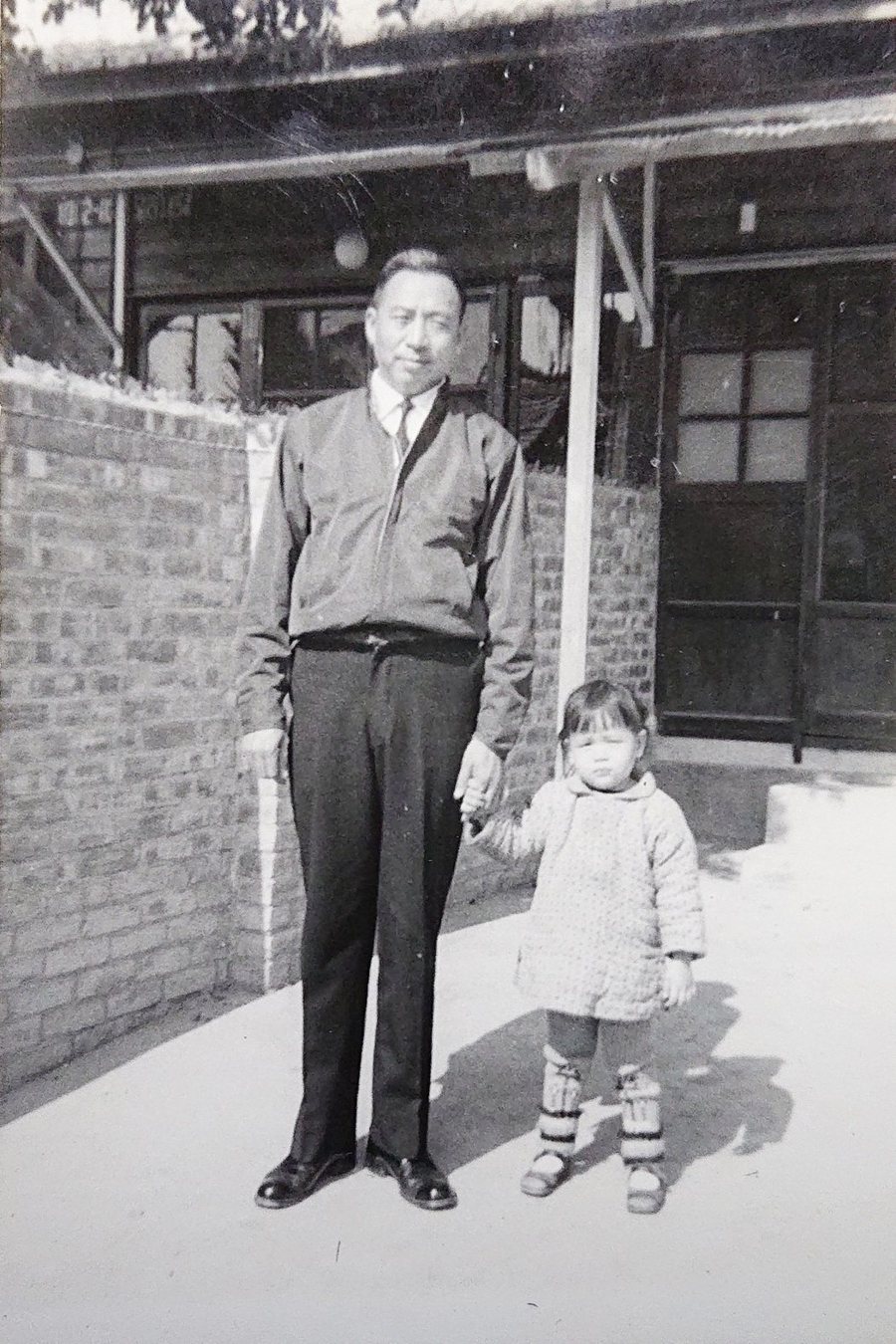 童年的鄒開蓮(右)與父親合影。圖／鄒開蓮提供