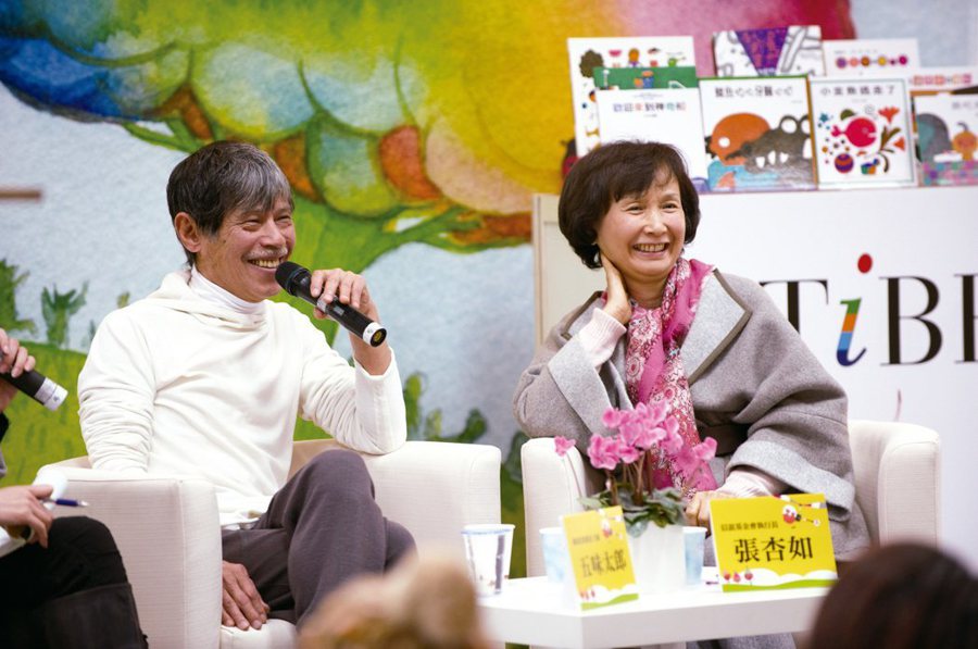 2012年國際書展，張杏如（右）邀請日本童書大師五味太郎來台和讀者見面並分享。圖／信誼基金會提供