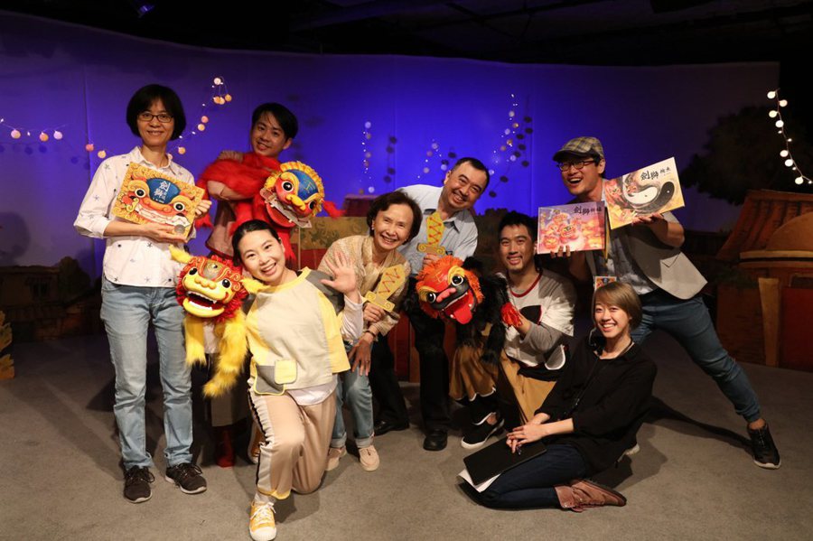 2018年《劍獅出巡》改編成兒童劇並於次年巡演台灣，張杏如（左四）大力支持。圖／信誼基金會提供