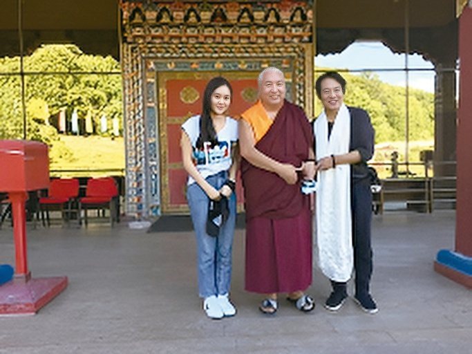 李連杰（右） 2022年與小女兒和寧瑪派的堪千南卓在雷瑞林寺合影。圖／聯合文學提供