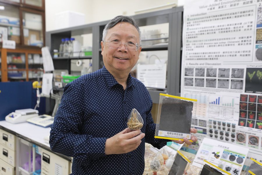 中興大學土壤環境科學系教授林耀東研發可分解農膜。