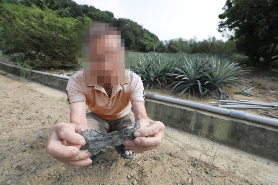 關廟一名農民帶記者走訪農地，說明塑膠膜難以在土地分解。
