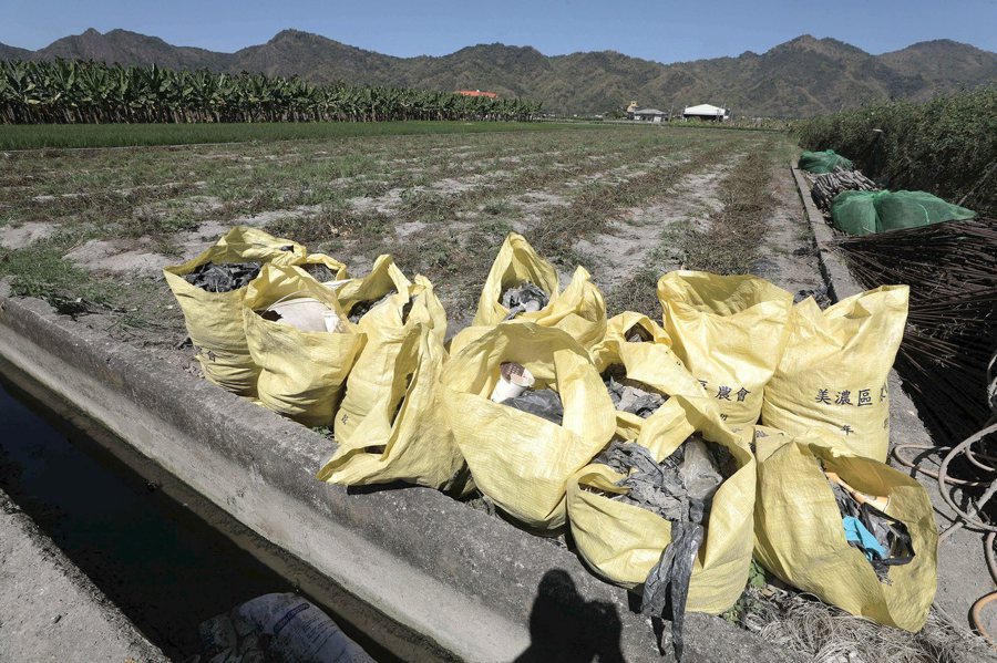 走訪高雄重要農產區美濃平原，可見農地旁暫置一袋袋的廢棄農膜。