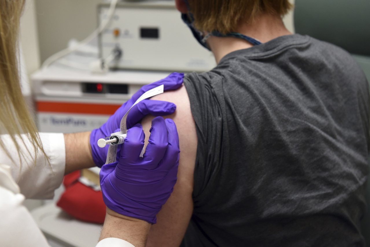 圖為今年4月在馬里蘭大學醫學院接受輝瑞的新冠疫苗施打試驗。(美聯社)