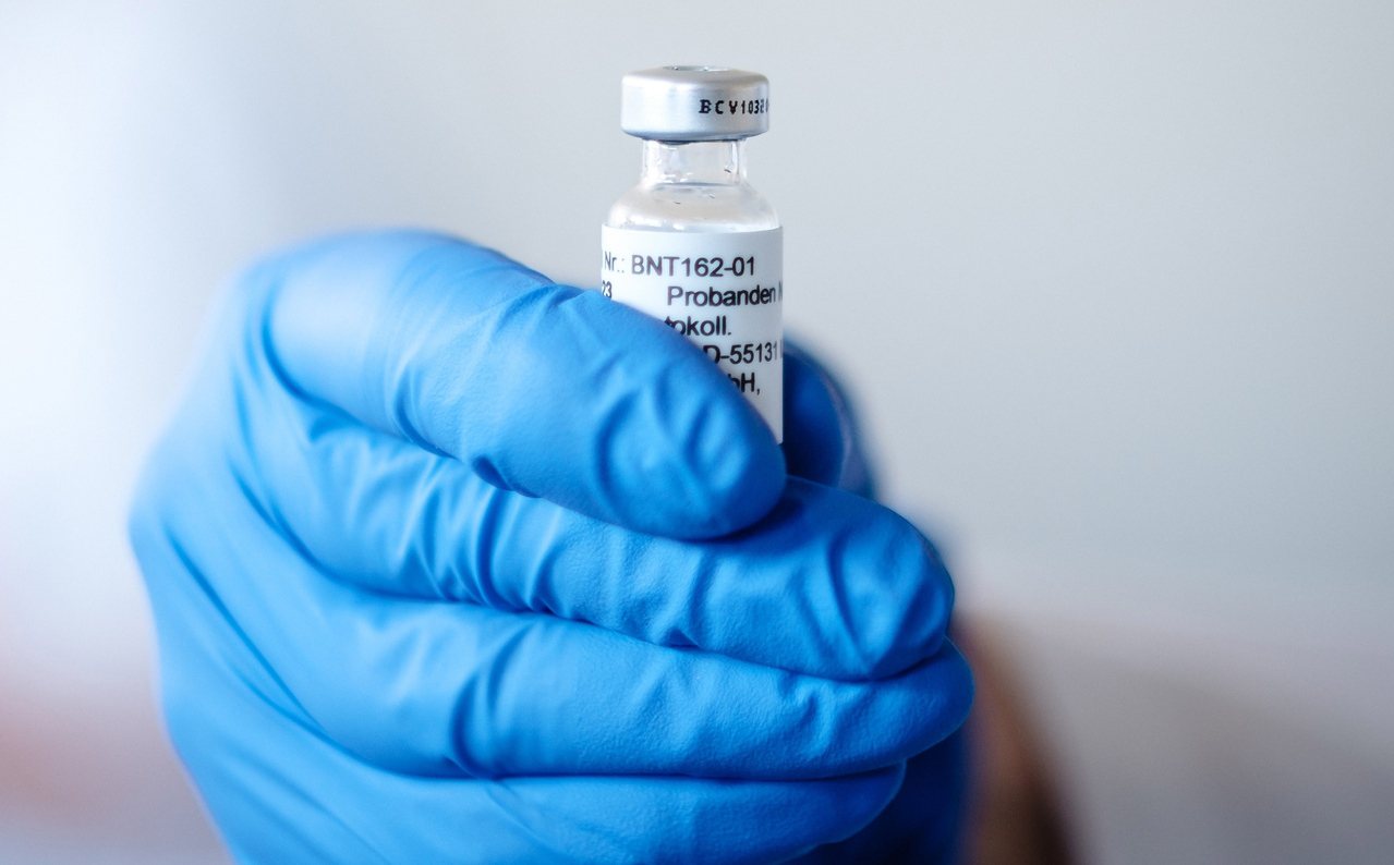 輝瑞公司與德國藥廠BioNTech合作研發的新冠疫苗，有效率達到95%，給歐美各國遏制疫情帶來希望。(歐新社)