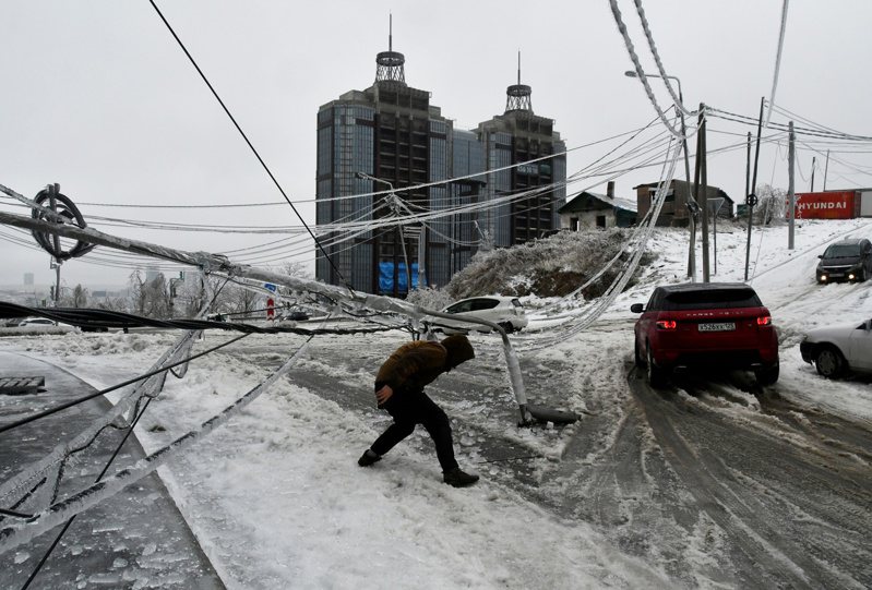 俄羅斯遠東城市海參崴出現異常天氣現象後，發生不尋常的冰風暴。（路透）