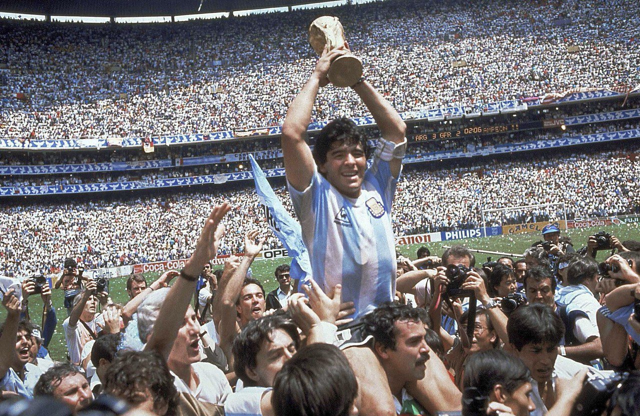 阿根廷足球傳奇馬拉度納25日驚傳因心臟病發過世，享壽60歲。1986年在墨西哥舉行的世足八強賽中，馬拉度納包辦全隊破網的兩球，助阿根廷2比1力克英格蘭隊。圖為馬拉度納率阿根廷隊當年再以三比二，力克西德隊奪得世界杯冠軍，被同伴舉起。 (美聯社)